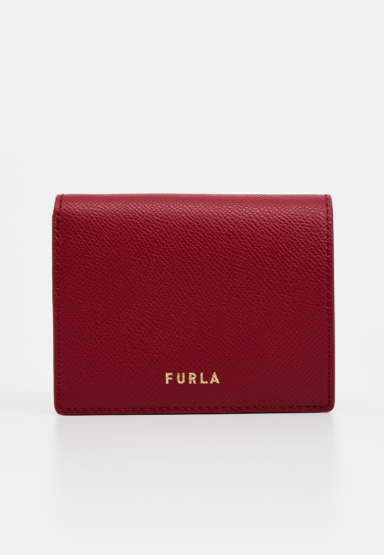 Billetera de cuero rojo con un acabado texturizado, que presenta un logo dorado de 'Furla' en la parte frontal y una forma rectangular con bordes cosidos.