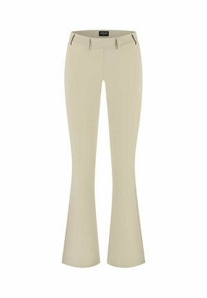 Beige damesflaredbroek met riemlussen en een voorlabel, afgebeeld tegen een witte achtergrond.