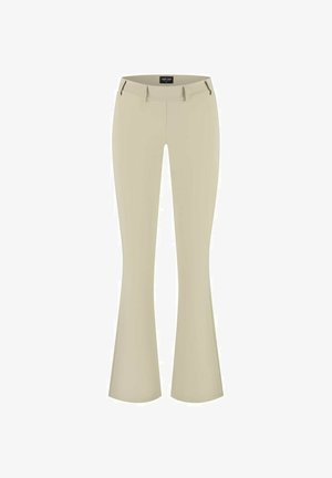 Beige damesflaredbroek met riemlussen en een voorlabel, afgebeeld tegen een witte achtergrond.