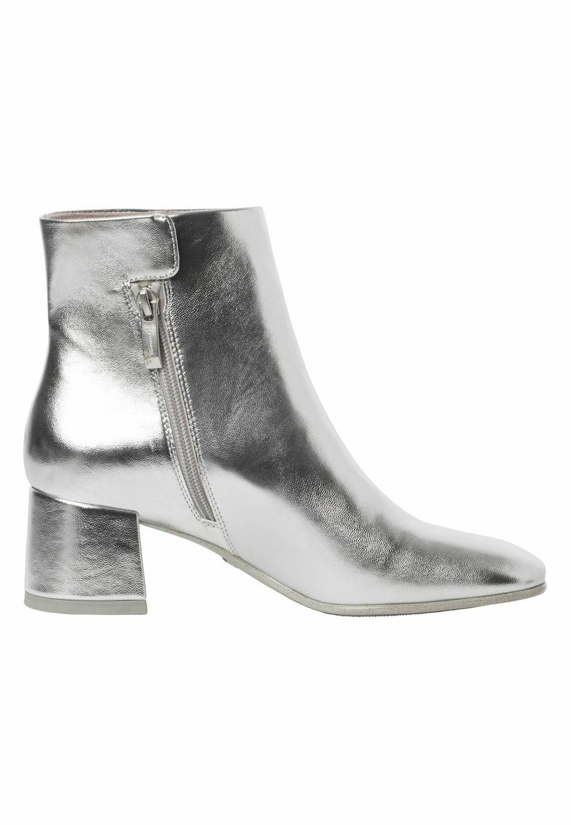 Zilveren metallic enkelboot met een puntige neus en een blokhak. Voorzien van een zijrits en een gladde leren textuur.