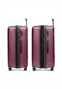 Zwei bordeauxfarbene Hartschalenkoffer mit schwarzen Griffen und vier Rädern, nebeneinander gezeigt, wobei einer zur Vergrößerung des Stauraums erweitert ist.