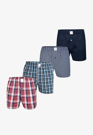 Vier Paare Herrenboxershorts: rot kariert, blau kariert, navy einfarbig und schwarz-blau kariert, mit elastischen Taillenbändern und Knöpfen.
