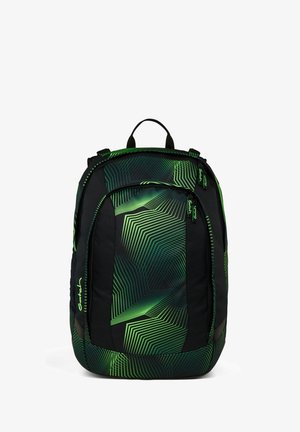 Zaino verde e nero con motivo geometrico, dotato di maniglia superiore, spallacci imbottiti e scomparti con cerniera per la conservazione.