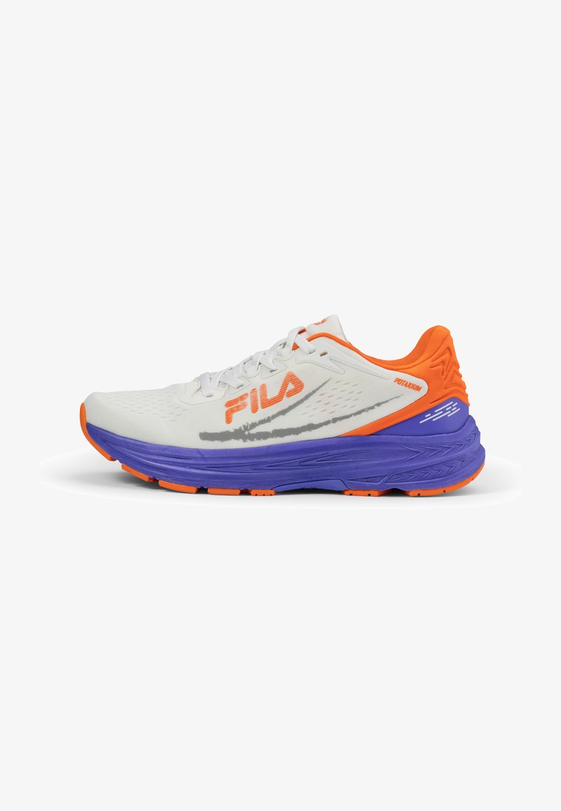 Scarpa da corsa bianca con accenti arancioni e viola. Presenta una tomaia in mesh traspirante, una soletta imbottita e dettagli texturizzati sul tallone.