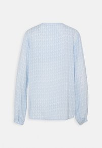 Lyseblå bluse med lange ærmer, prydet med et bladmønster, rund halsudskæring og rynkede manchetter. Fremstillet af blødt stof med en glat tekstur.