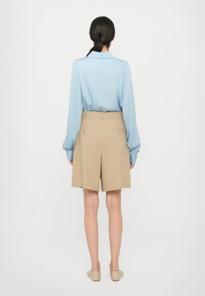 Rangering 14: WEEKEND MaxMara - ROLF - Shorts