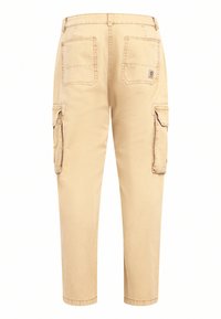 Beige cargobroek met een rechte snit, voorzien van twee zijzakken en twee achterzakken. De stof is soepel met zichtbare stikseldetails.