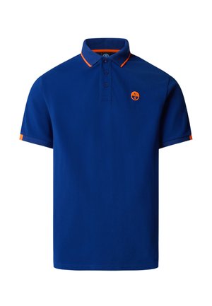 Blaues kurzärmeliges Poloshirt mit drei Knöpfen, orangefarbenem Besatz am Kragen und an den Ärmelsäumen sowie kleinem rundem orangem Logo auf der Brust.