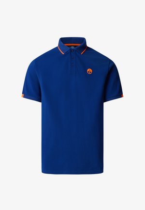 Polo bleu à manches courtes avec trois boutons, bordure orange sur le col et les bords des manches, et petit logo rond orange sur la poitrine.