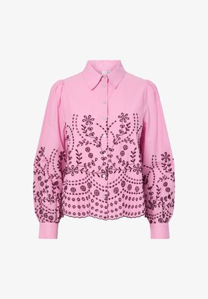Rosa langermet bluse med knapper foran, puffede skuldre og mørk blomsterbroderi som dekker for- og ermer.