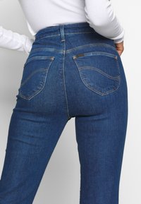 Lee FLARE BODY OPTIX - Flared Jeans - jackson worn/blauw denim ...