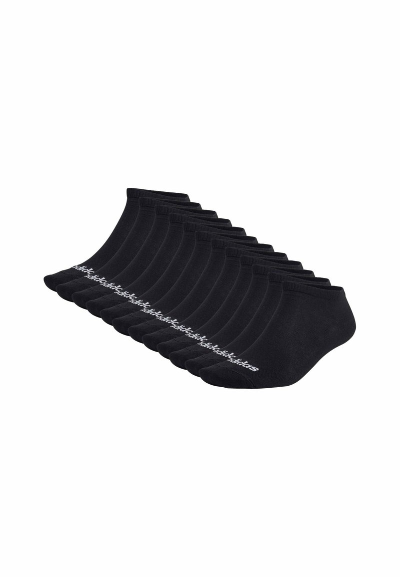 Svarta ankelsockar i rad, med en ribbad mudd och en vit logotypdetalj på varje socka. Materialet verkar mjukt och elastiskt.