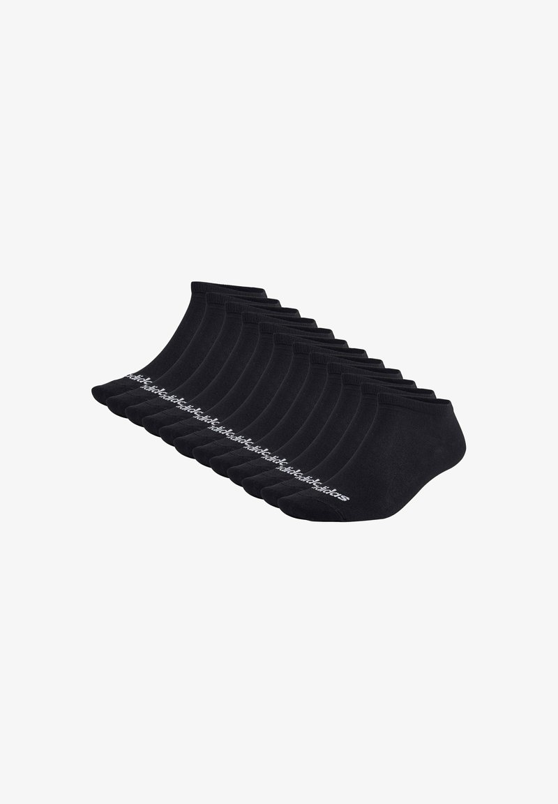 Svarta ankelsockar i rad, med en ribbad mudd och en vit logotypdetalj på varje socka. Materialet verkar mjukt och elastiskt.