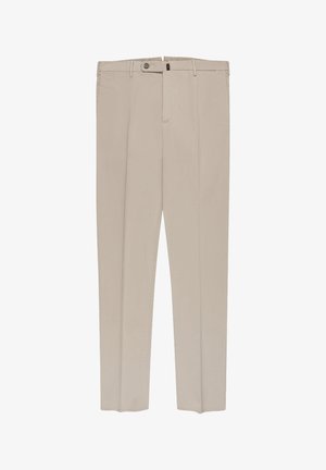 Beige gerade geschnittene Hose mit Frontknopf und Reißverschluss, Gürtelschlaufen und Seitentaschen, auf weißem Hintergrund flach ausgelegt.