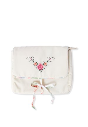 Bustina in tessuto crema con un motivo floreale ricamato a punto croce sulla patta e una chiusura frontale con nastro annodato al centro.