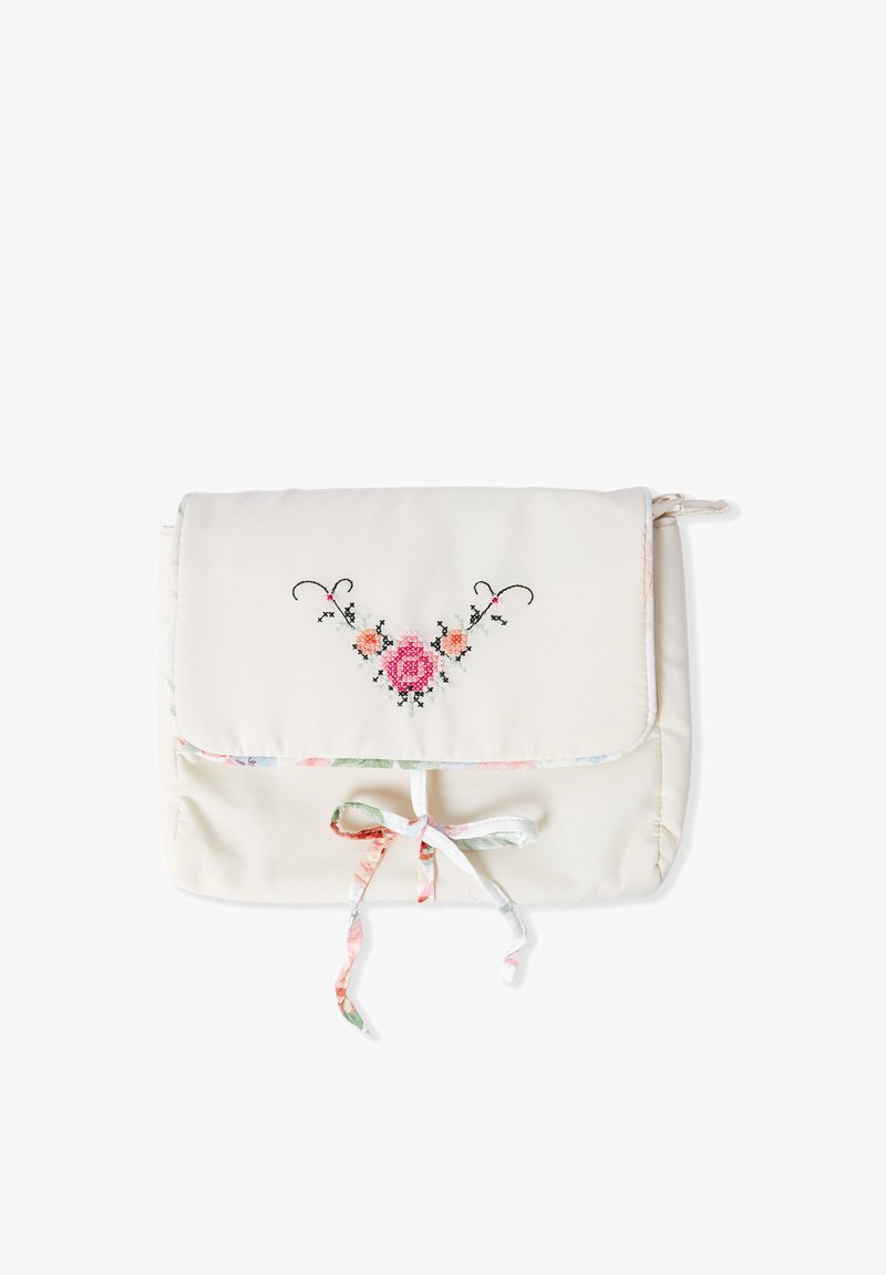 Bustina in tessuto crema con un motivo floreale ricamato a punto croce sulla patta e una chiusura frontale con nastro annodato al centro.