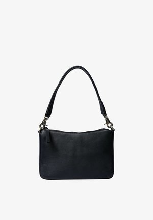 Schwarze Lederhandtasche mit glatter Oberfläche, ausgestattet mit einem einzelnen Schulterriemen und metallischen Verzierungen, Reißverschluss am oberen Verschluss.