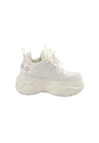 Fehér, vaskos sneaker, textúrált felsőrésszel, kerek orral, vastag, hullámos mintázatú talppal és dombornyomott logóval az oldalon.