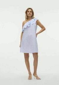 Vestido de um só ombro em azul claro e riscas brancas, com um decote franzido. Feito de tecido leve, cai acima do joelho.