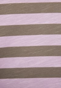 Textil mit abwechselnd horizontalen Streifen in hellrosa und dunkelbraunen Farben, bestehend aus einem glatten, leicht strukturierten Stoff.