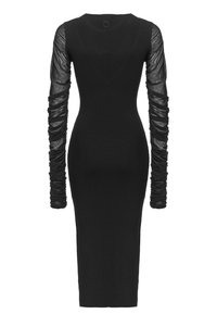 Abito nero a coste con maniche lunghe in organza arricciate. Silhouette aderente, lunghezza al ginocchio, con una texture liscia e scollatura rotonda.