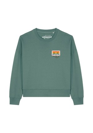 Sweatshirt vert à manches longues avec un petit graphique coloré de cassette rétro sur le haut à gauche de la poitrine.