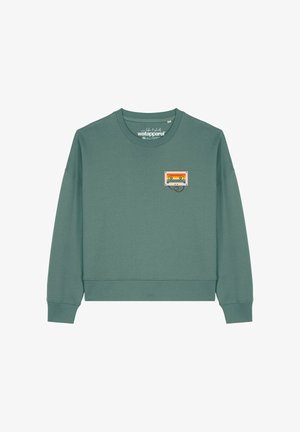 Sweatshirt vert à manches longues avec un petit graphique coloré de cassette rétro sur le haut à gauche de la poitrine.