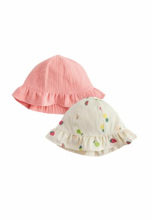 Zwei Kleinkindmützen: eine rosa, strukturierte Baumwollmütze mit einem gerafften Rand und eine weiße Mütze mit gestickten Fruchtmustern und einem gerafften Saum.