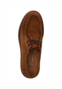 Scarpa slip-on in suede marrone con punta rotonda, dettagli di cucitura delicati e una fodera interna liscia. Presenta un design minimalista e una suola piatta.