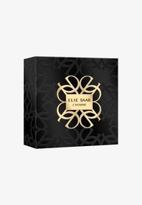Svart boks med et preget mønster, som har et gull dekorativt element og merkeetikett, "ELIE SAAB L’HOMME." Dimensjonene er kompakte.