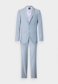 Traje azul claro hecho de tejido texturizado, con chaqueta de un solo botonadura y dos botones, y pantalones con corte plano. Ajuste entallado con bolsillos.