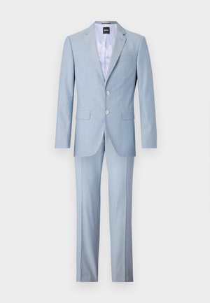 Abito azzurro chiaro realizzato in tessuto testurizzato, con giacca monopetto a due bottoni e pantaloni a gamba dritta. Vestibilità su misura con tasche.