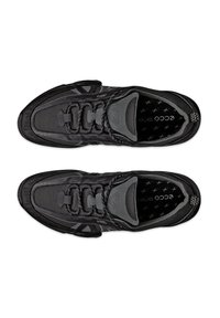Schwarze Sportschuhe mit einem Obermaterial aus Mesh und Synthetik, Schnürung vorne, gepolstertem Knöchelbereich und strukturiertem Sohlenprofil mit Logodetail.