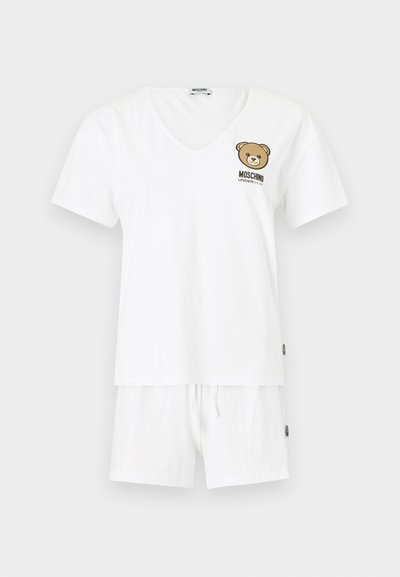 Σετ λευκό T-shirt με V λαιμόκοψη και σορτς με μικρό γραφικό αρκουδάκι και το κείμενο «Moschino Underbear» στο στήθος.