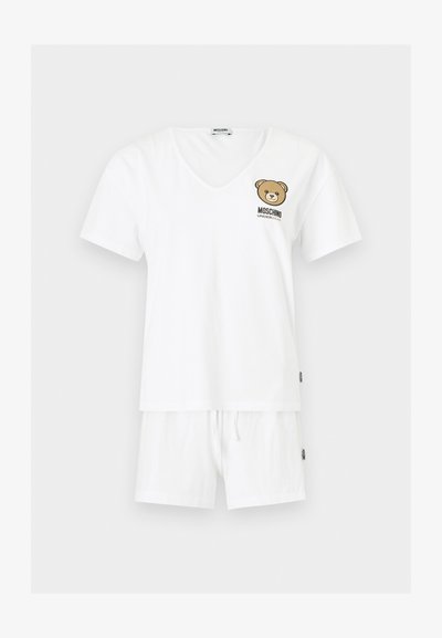 Σετ λευκό T-shirt με V λαιμόκοψη και σορτς με μικρό γραφικό αρκουδάκι και το κείμενο «Moschino Underbear» στο στήθος.