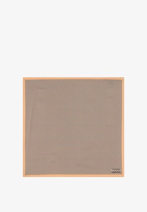 Kvadratisk silkepomfrit med beige kant og lille geometrisk mønster i brun og hvid, mærket "Boggi Milano" i hjørnet.