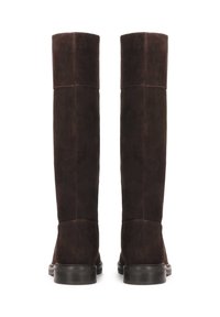 Botas marrones de ante por encima de la rodilla con una textura suave, costuras detalladas y una suela plana. Sin herrajes o patrones visibles.