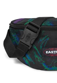 Borsa a tracolla nera e multicolore in tela, con motivi astratti verdi e viola, dotata di una tracolla regolabile nera e di una fibbia in plastica.