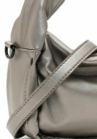 Borsa a mano in pelle grigia metallica con una morbida texture stropicciata, un design curvo e una tracolla rimovibile con accenti in metallo nero.