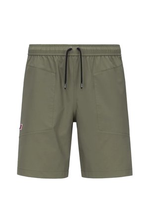 Shorts verde oliva con una cintura elastica e un coulisse nera; presenta due tasche frontali e un piccolo logo colorato sul lato sinistro.