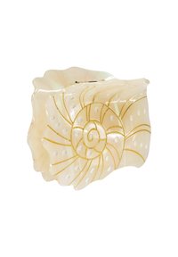 Perlenfarbene Clutch in Muschelform mit goldenen Akzenten und Pünktchenmuster. Glatte Oberfläche mit einem geschwungenen, geschichteten Design.