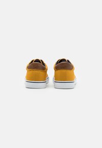 Pier One Joggesko - yellow
