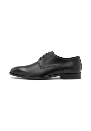 Czarne skórzane buty do garnituru z zaokrąglonym noskiem, pięcioma oczkami, gładką fakturą i niskim, warstwowym obcasem. Minimalistyczny design bez widocznych akcentów.
