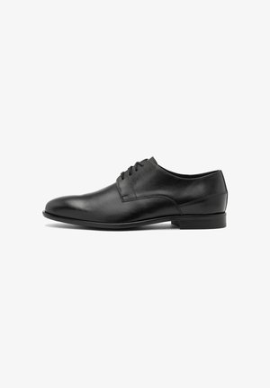 Czarne skórzane buty do garnituru z zaokrąglonym noskiem, pięcioma oczkami, gładką fakturą i niskim, warstwowym obcasem. Minimalistyczny design bez widocznych akcentów.
