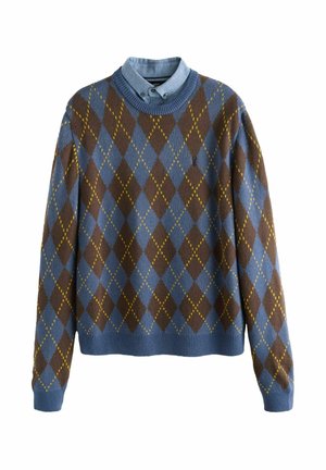Sweter w wzór argyle z niebieskimi, brązowymi i żółtymi kolorami. Żebrowany dekolt i mankiety, dzianinowa struktura. Nałożony na koszulę z kołnierzykiem.