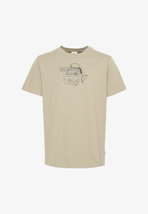 Beige pamut póló, nyomtatott grafikai dizájnnal, rajta az "EL ORO DEL MAR" felirattal, valamint hullámok és tenger gyümölcsei illusztrációkkal. Rövid ujjú.