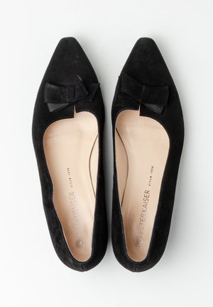 Sorte ruskindsflade sko med spids tå, der har en sløjfe detalje foran og en glat beige inderside.