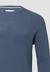 Niebieski sweter z teksturowanego splotu z okrągłym dekoltem, z poziomymi wzorami prążkowymi i gładką lamówką wzdłuż kołnierza.