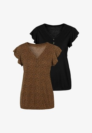 Twee dames t-shirts: de ene bruin met zwart luipaardmotief en gerimpelde mouwen, de andere effen zwart met een V-hals en knopen.