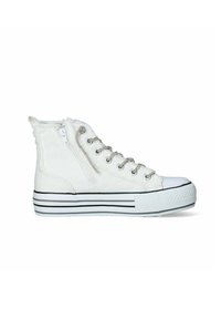 Hochschuh aus weißem Canvas mit silbernen Ösen, Reißverschluss an der Seite und gestreifter Gummisohle. Strukturiertes Gewebe mit ausgefransten Kanten.